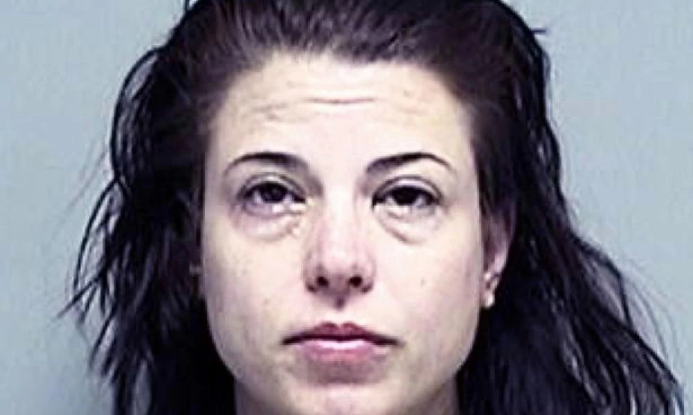 Μάνα γονατίζει στο λαιμό του γιου της και τον ρωτάει: «Θέλεις να μάθεις πώς πέθανε ο Τζορτζ Φλόιντ;»